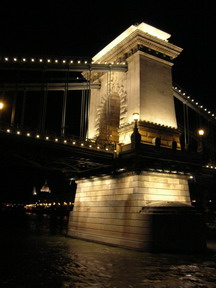 Ночь на Дунае, Цепной мост
